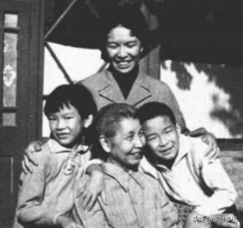 1977年母亲当众指责女儿，女儿满心委屈反问，得知真相后瞬间破防
 
1977年