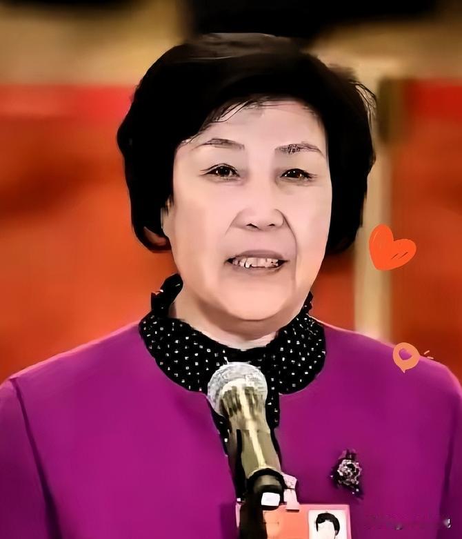 1980年，33岁的郭凤莲被叫进大寨党支部办公室。上级来人宣读了一份文件：免去大