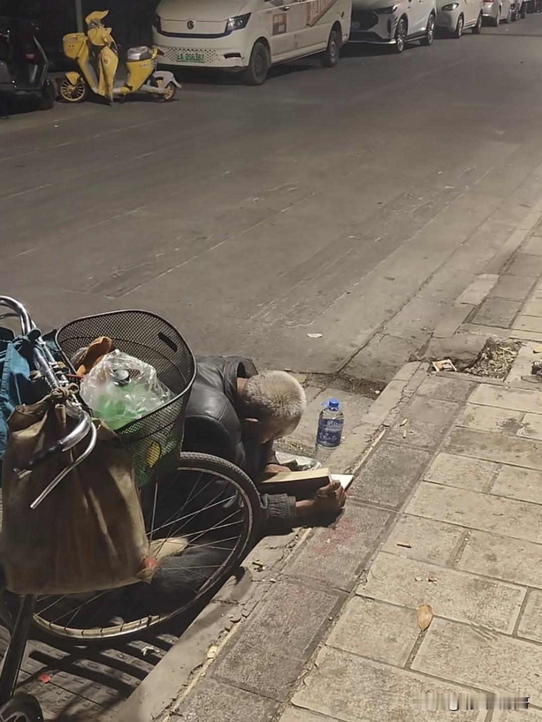 也许是当年家里没钱，无法继续完成学业吧