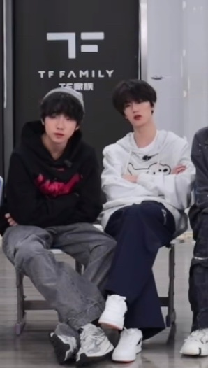 我没允许你和他靠这么近这么暧昧你又咋了