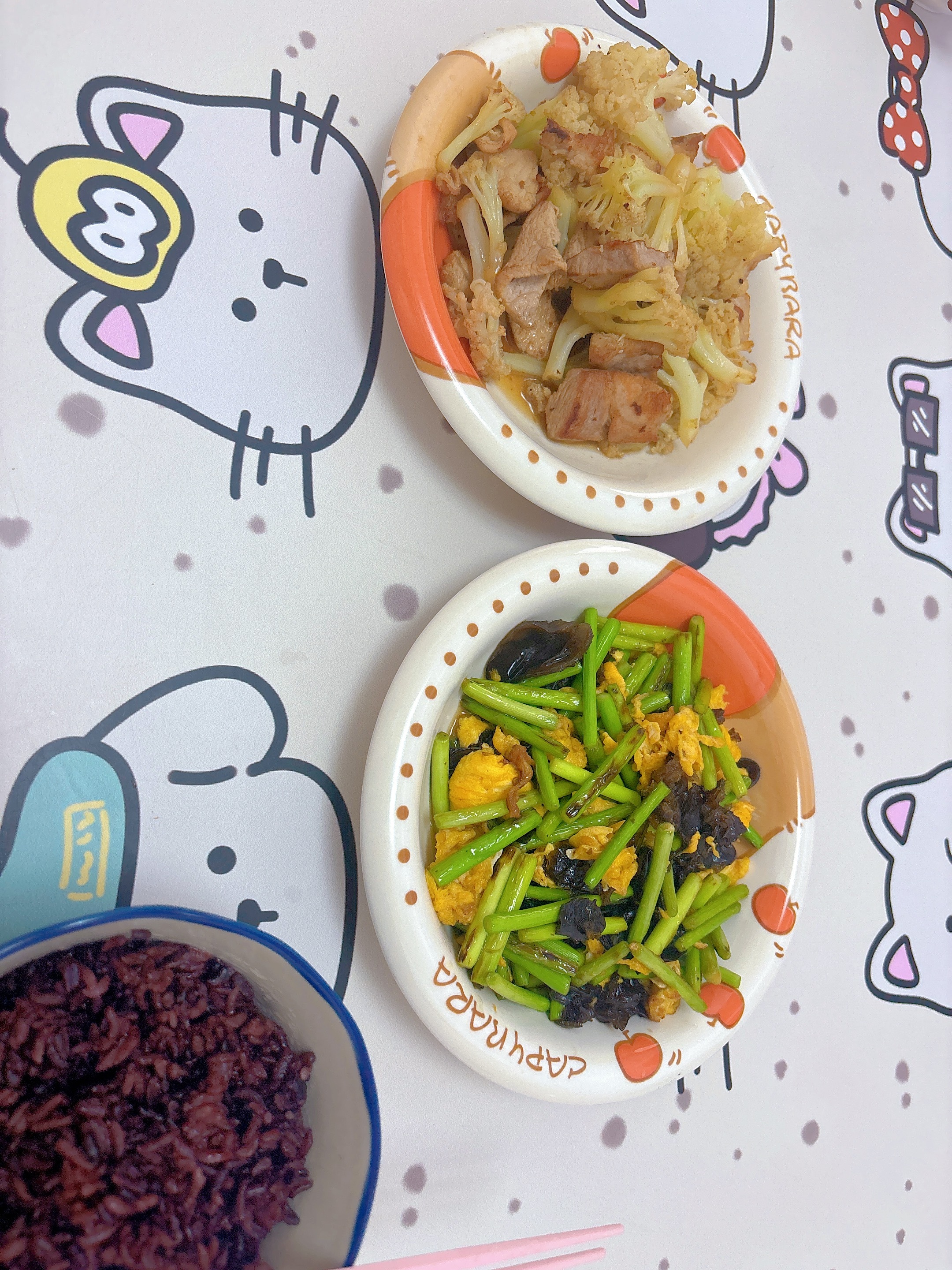 简单吃点饭。一天累完了最喜欢吃饭的时候。[馋嘴] ​​​