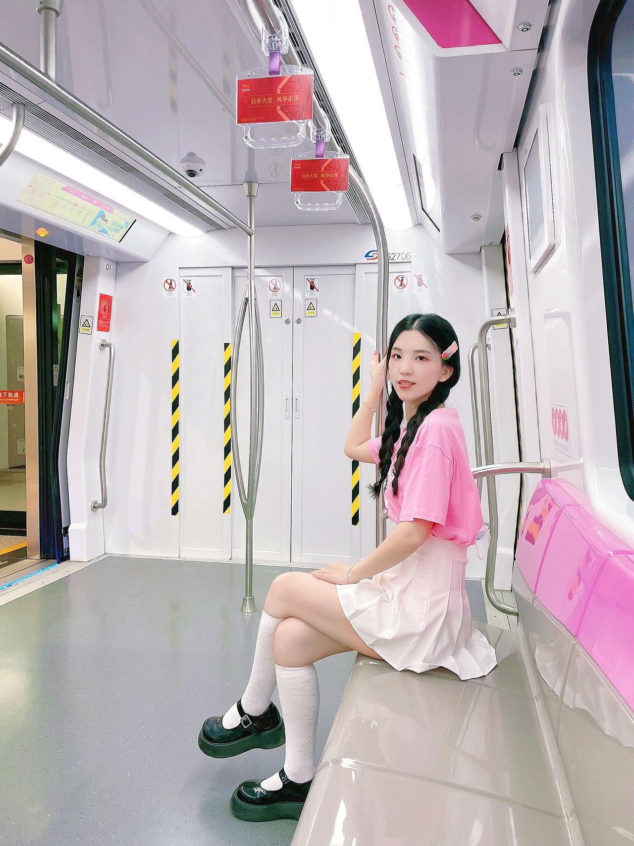 地铁美少女+白色小腿袜美女 小腿袜 袜子 黑丝