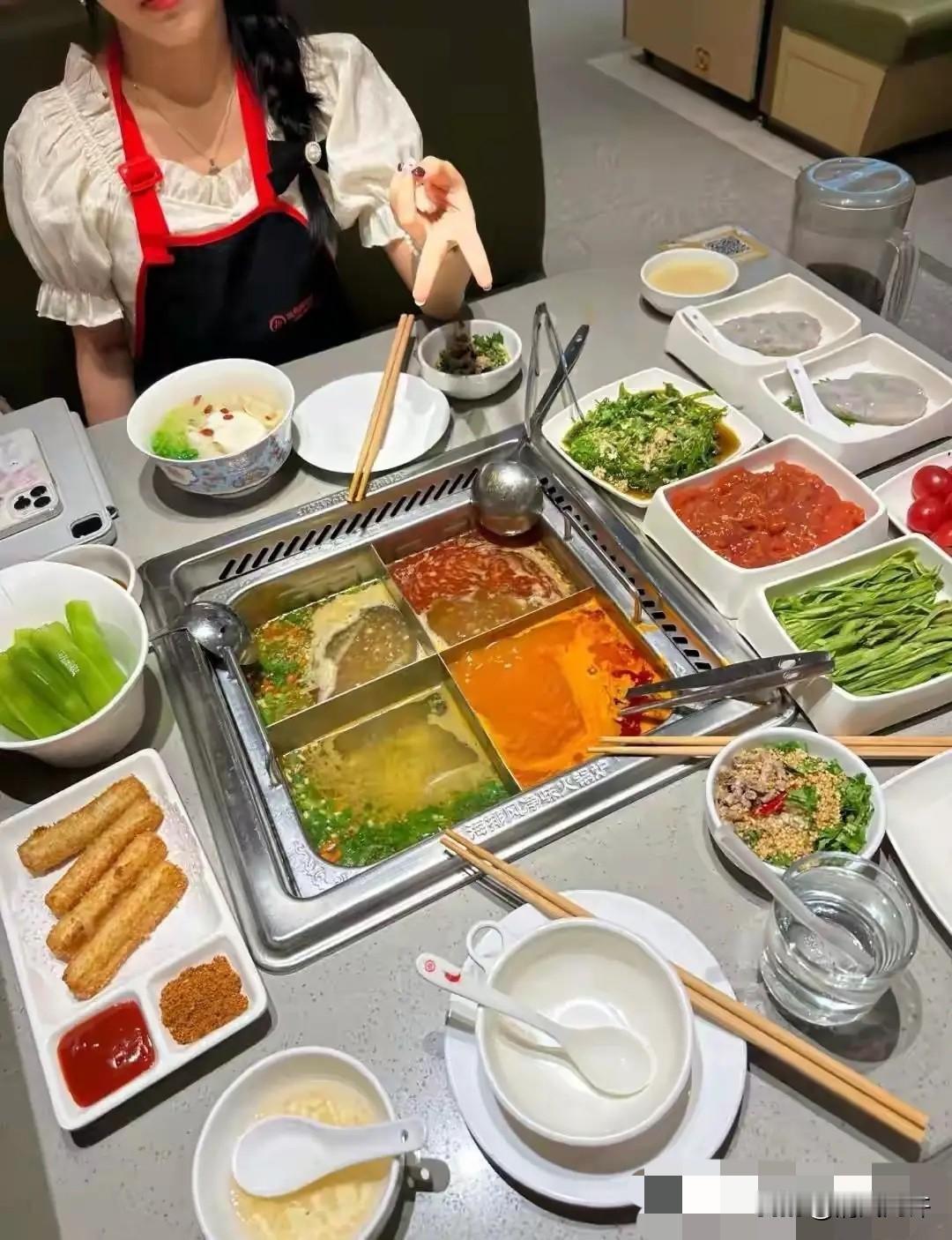 广东一姐妹偷偷去吃400元海底捞并晒朋友圈，妈妈看到后情绪失控，质问女儿“你的狗