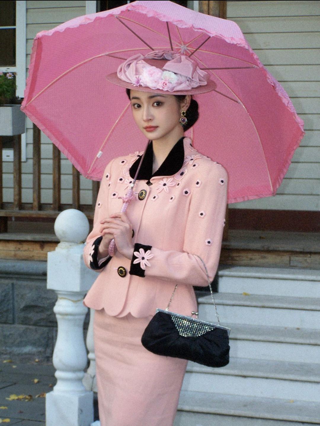 复古氛围感拉满！周洁琼生日写真自带柔光滤镜，百度网盘星盘一键转存，把这份明媚惊艳