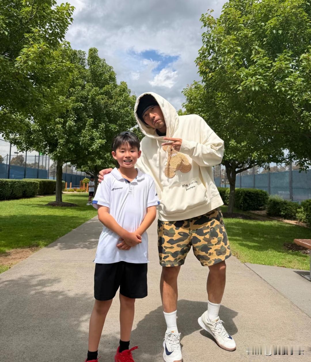 46岁周杰伦在墨尔本打网球，他的穿衣打扮好酷，身材瘦了不少，皮肤黝黑，整个人变化