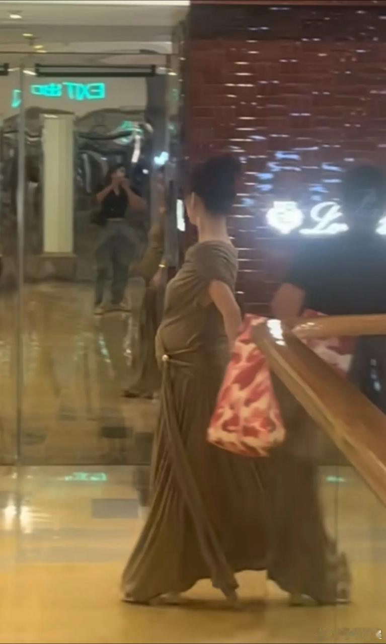 方媛挺孕肚踩高跟鞋逛街方媛挺孕肚与好友逛街 听说是个儿子 ​​​