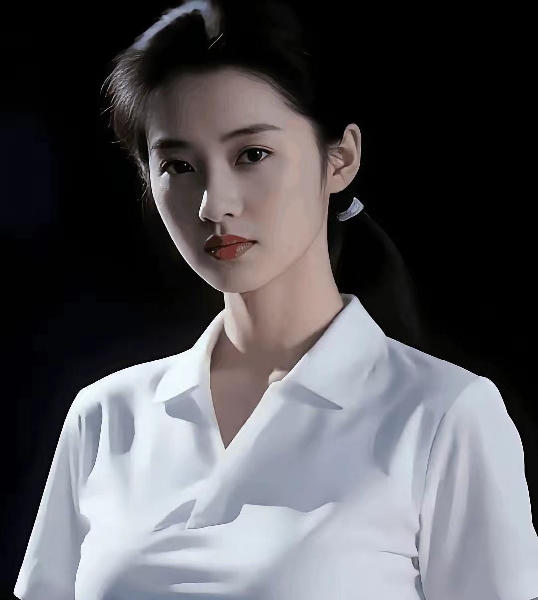 说起那个让老观众念起时眼里仍有光芒的身影，说的就是李小玢——央视最早的“第一女司