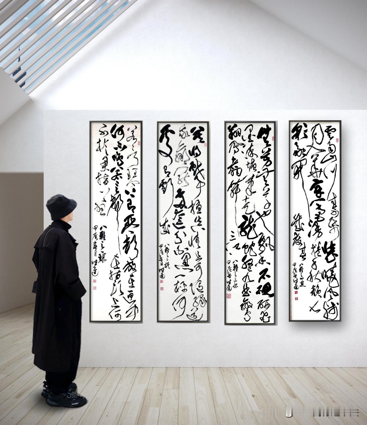 
家中悬挂的四条屏《琴棋书画》犹如一幅流动的历史长卷，诉说着中华文化的博大精深。
