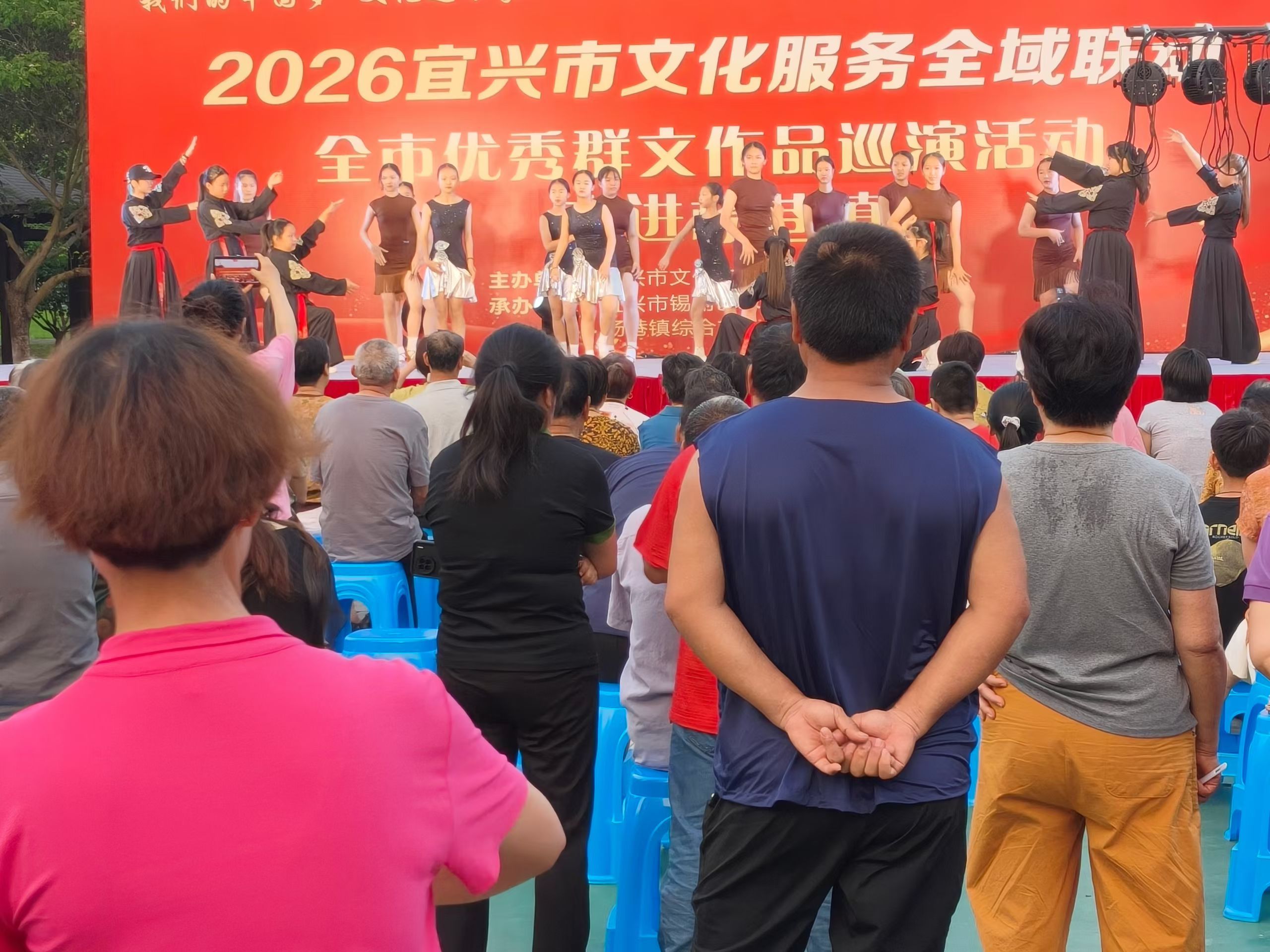 乡村广场文艺，江南小城宜兴夏夜一瞥。 