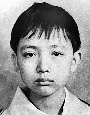 1988年，15岁赖宁因扑救山火牺牲，随后他的故事被收入教材。可是2012年又将