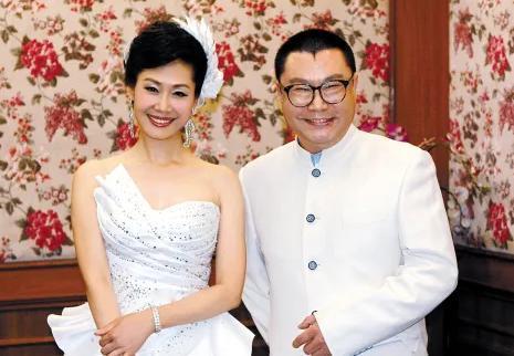 2010年，歌星尹相杰为了得到搭档于文华的爱，痴痴地等到了41岁，结过两次婚的于