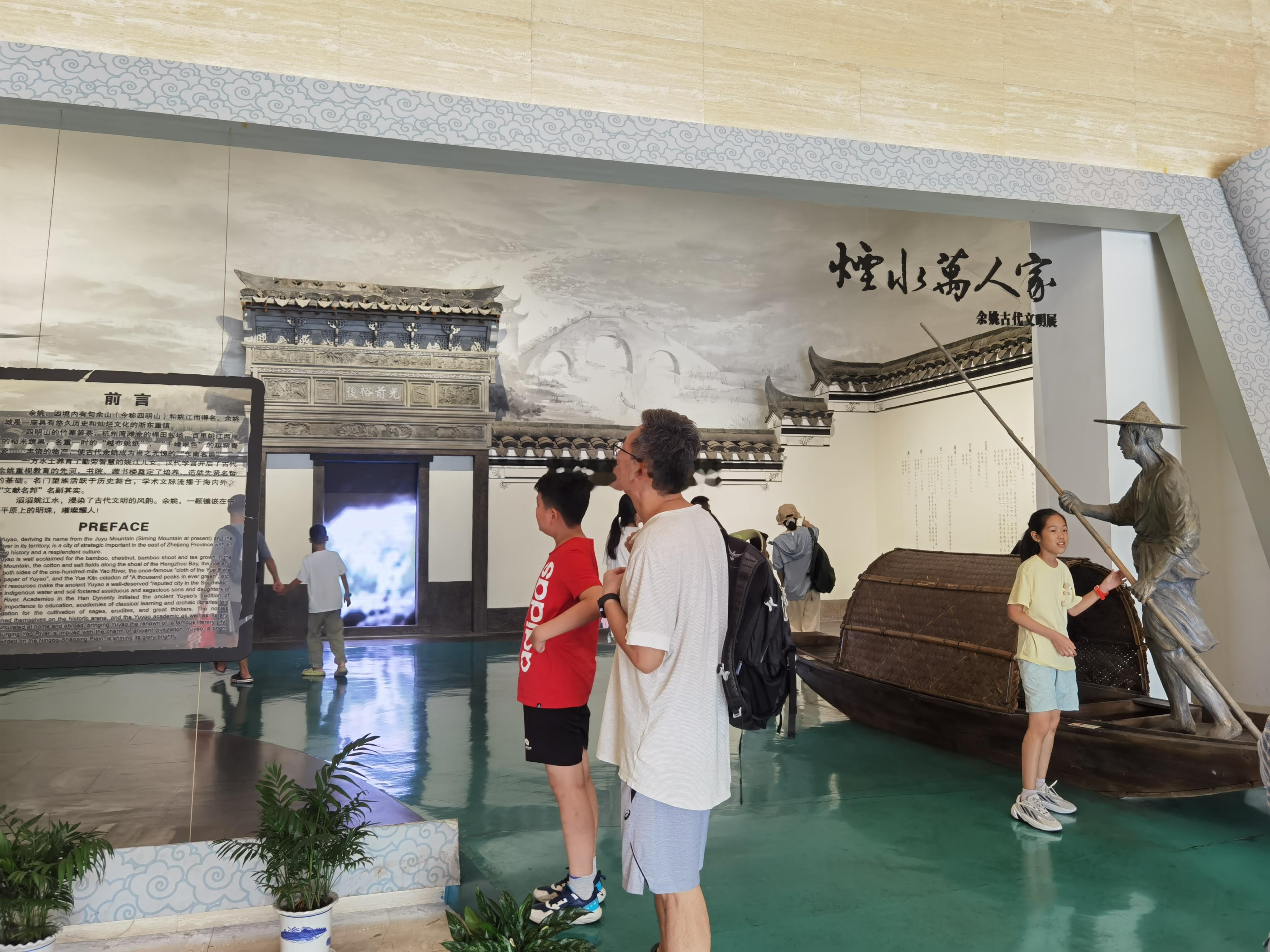 余姚博物馆不大，但设计与布置很用心：​把楼梯设计成了古桥，越窑展厅设计成了窑洞的
