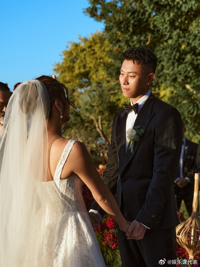 瘦子补办婚礼 瘦子（E.SO）与老婆今日在巴厘岛补办婚礼，两人2022年登记结婚