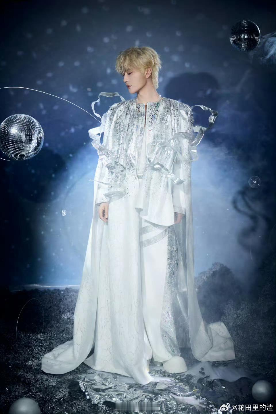 陆虎人到40染白毛 舞台上的白毛陆虎也太耀眼了！40岁状态依旧能打，新发色清爽帅