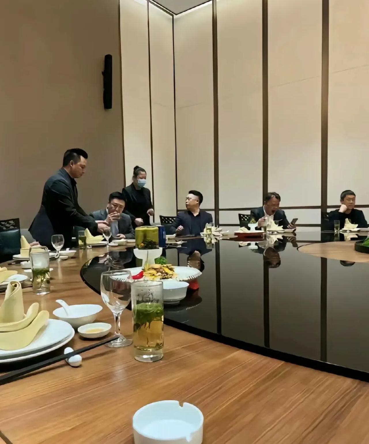 中国式饭局上的小细节，没准哪天用的上！

1、倒酒的时候一定要站在客人的右手边，