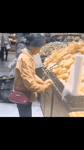 超市买菜
选个藕都要砸去两边
这是有多不能吃亏啊