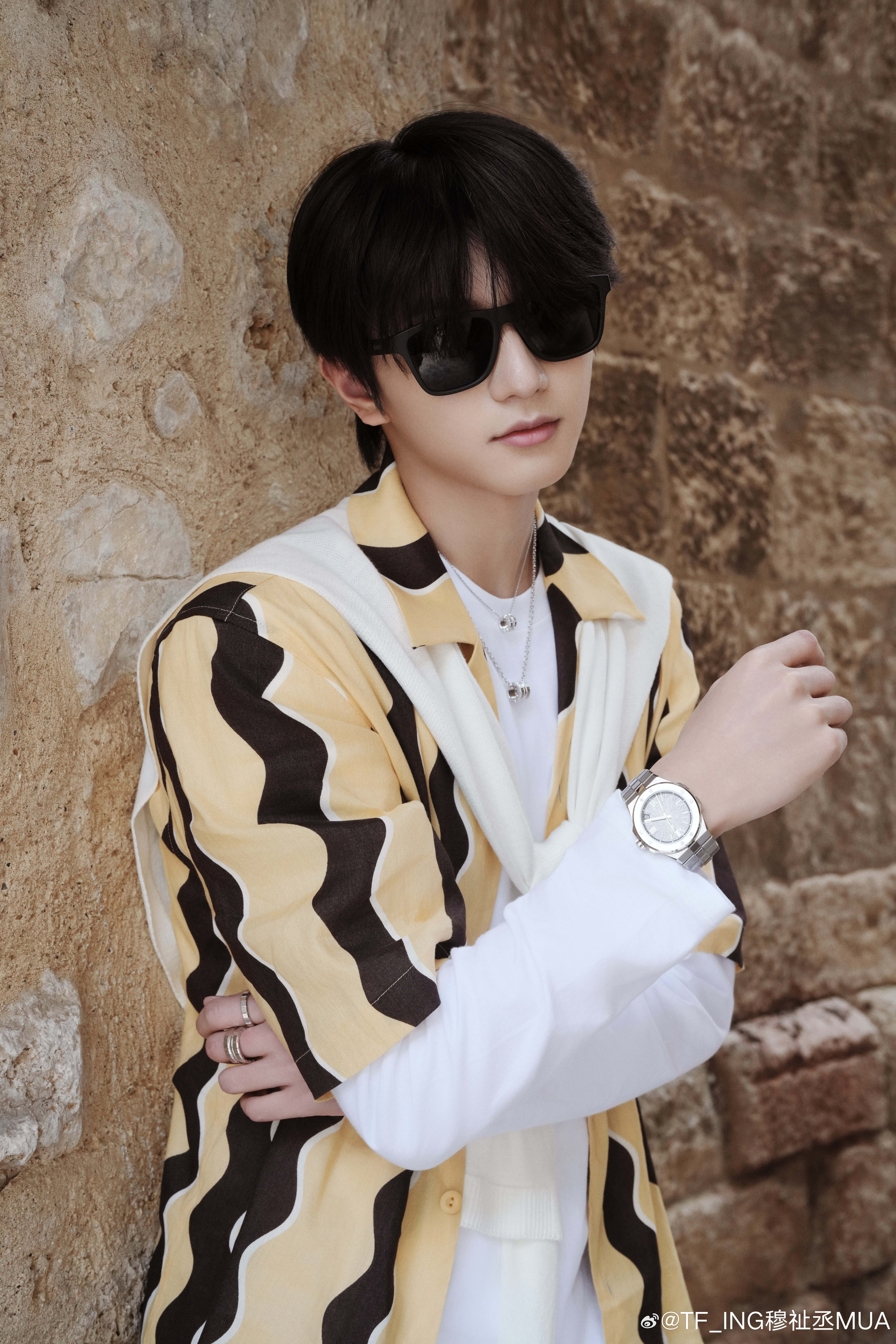 项链、戒指、手表萧邦，加起来总价30w+，眼镜Burberry 