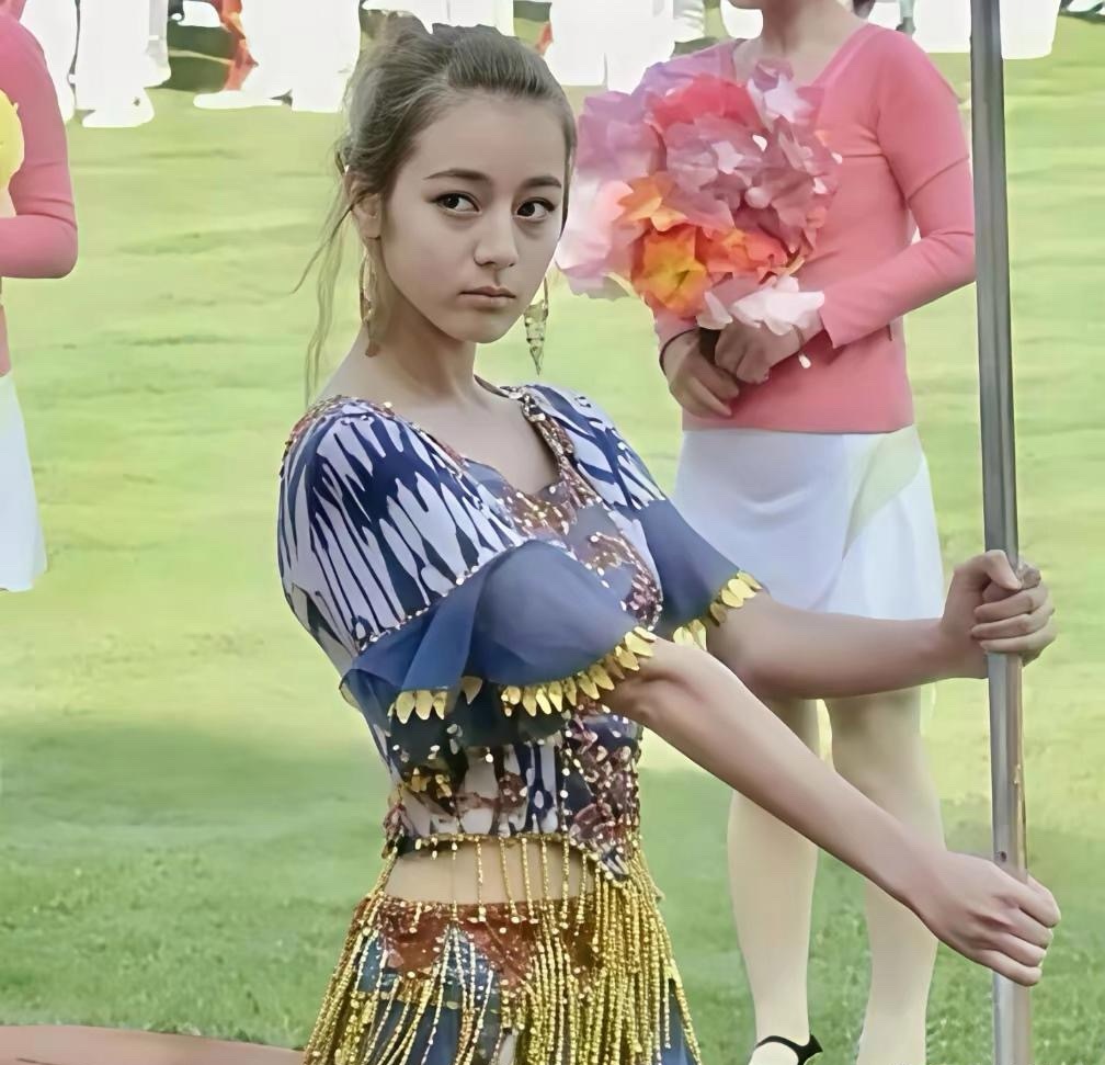 17岁时的热巴，原来读的是民族教育学院，五官太优越了 ​​​