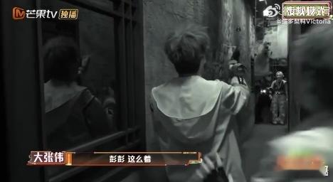 何炅平等地哄每个小孩密室大逃脱 何炅老师不仅是游戏的引导者，更是每个小朋友的守护