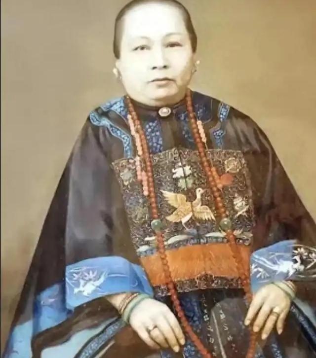 她出身贫民窟，年轻时被迫当船妓，却孕育出香港首位华人首富，而澳门赌王何鸿燊是她的