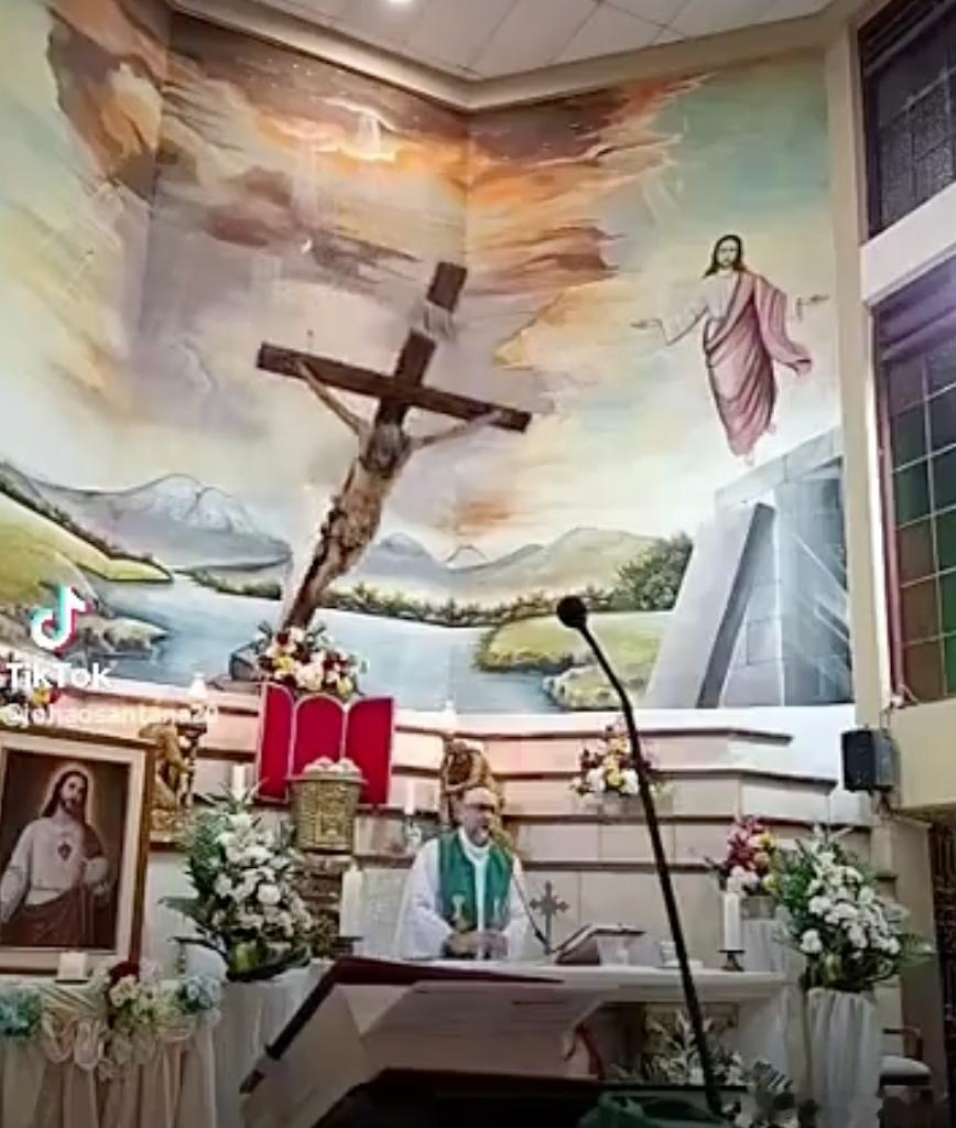 神父弥撒时被十字架砸中身亡 上帝之子耶稣也是被钉死在十字架上的 ​​​