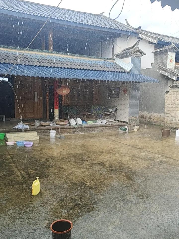 我还真见识过怒江太阳和暴雨并存的场景，那画面，简直绝了！当时我站在江边，头顶是明