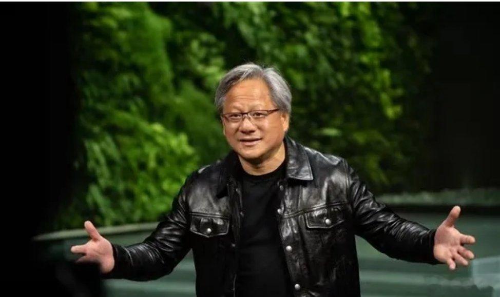 黄仁勋刚刚亲口承认：英伟达在中国，已经“让位”了。不是他大度，是不得不让。美国出