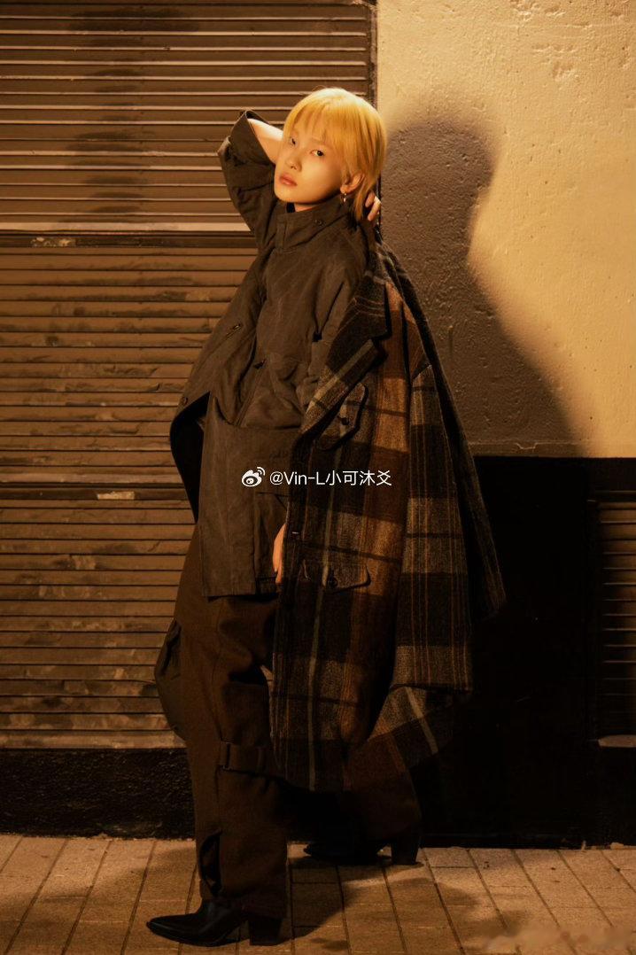 周震南亮相山本耀司大秀 zzn周震南巴黎时装周“优秀的人超级多，但我以你为榜样，