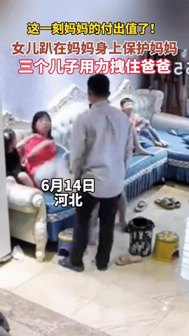 6月14日，河北，丈夫当着孩子面打妻子，妻子反抗却还是被推倒在沙发上，就在这时，