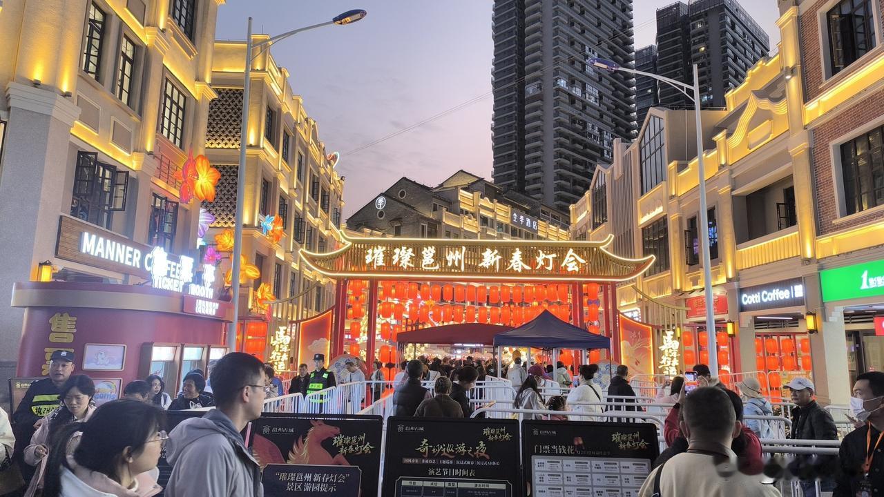 广西南宁在市中心举办这个灯会，搞得特别的漂亮，吸引很多游客的到来。
今天在三街两