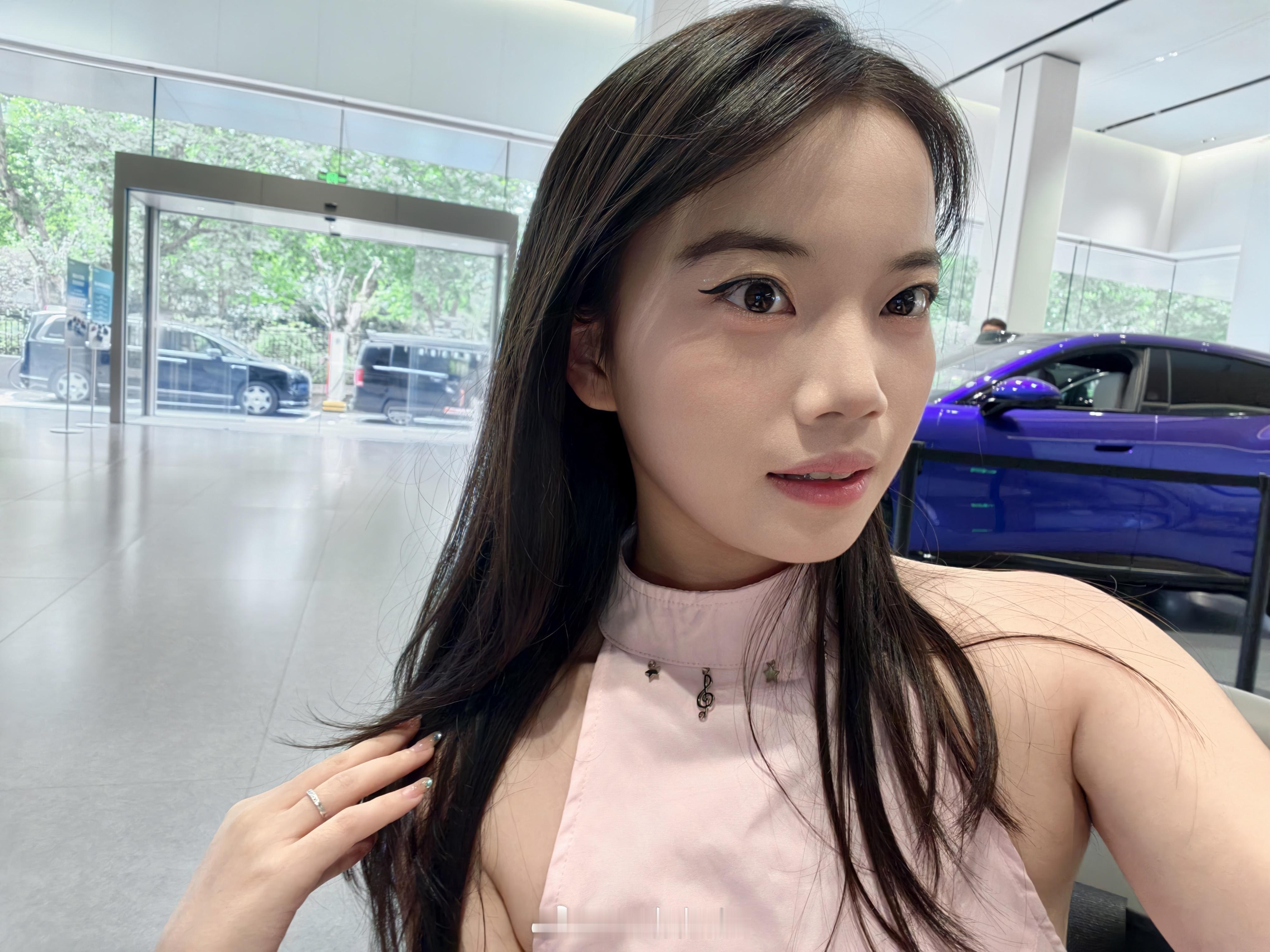 来看智界rx 了，这个闪蝶蓝有点帅😎 ​​​