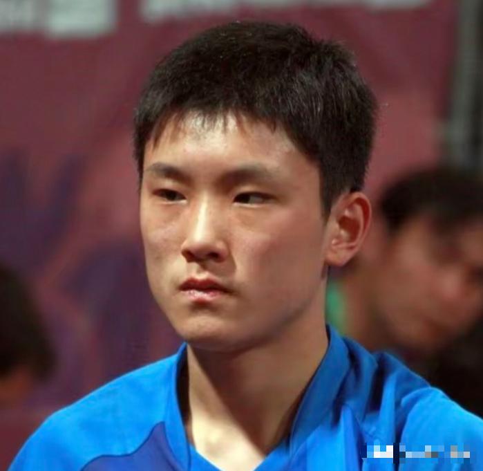 “五个绝对”后的张本智和像变了一个人：面对记者提问，不敢正面回答且眼神躲闪，没有