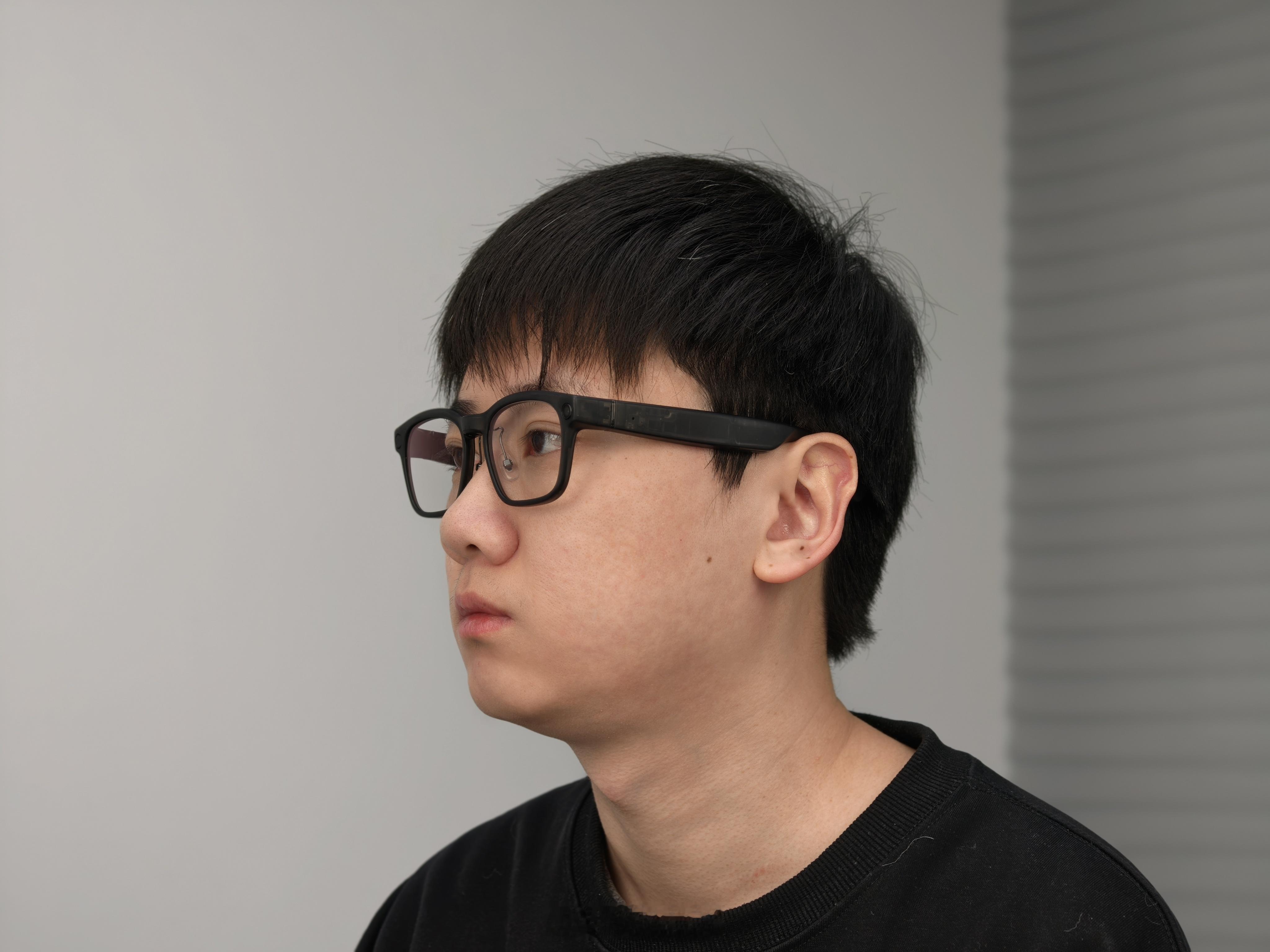 放假这几天一直在体验理想Livis AI眼镜，第一感受就是它太轻了，整机只有47