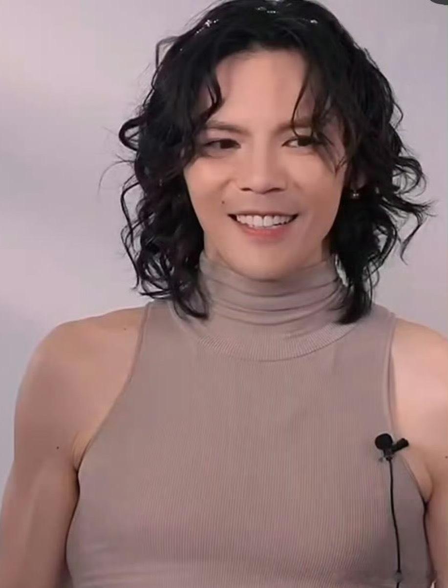 向佐有点像个女明星，我一下子想不起来了！！！ 