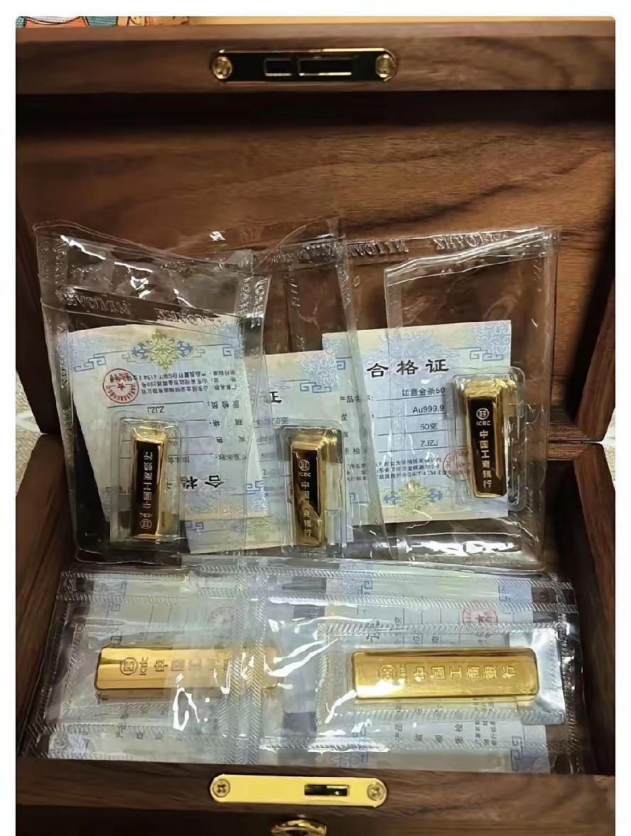 我爸住院做手术，我回家拿医保卡，在衣柜里翻出一个木盒子，里面五根工行金条，每根5