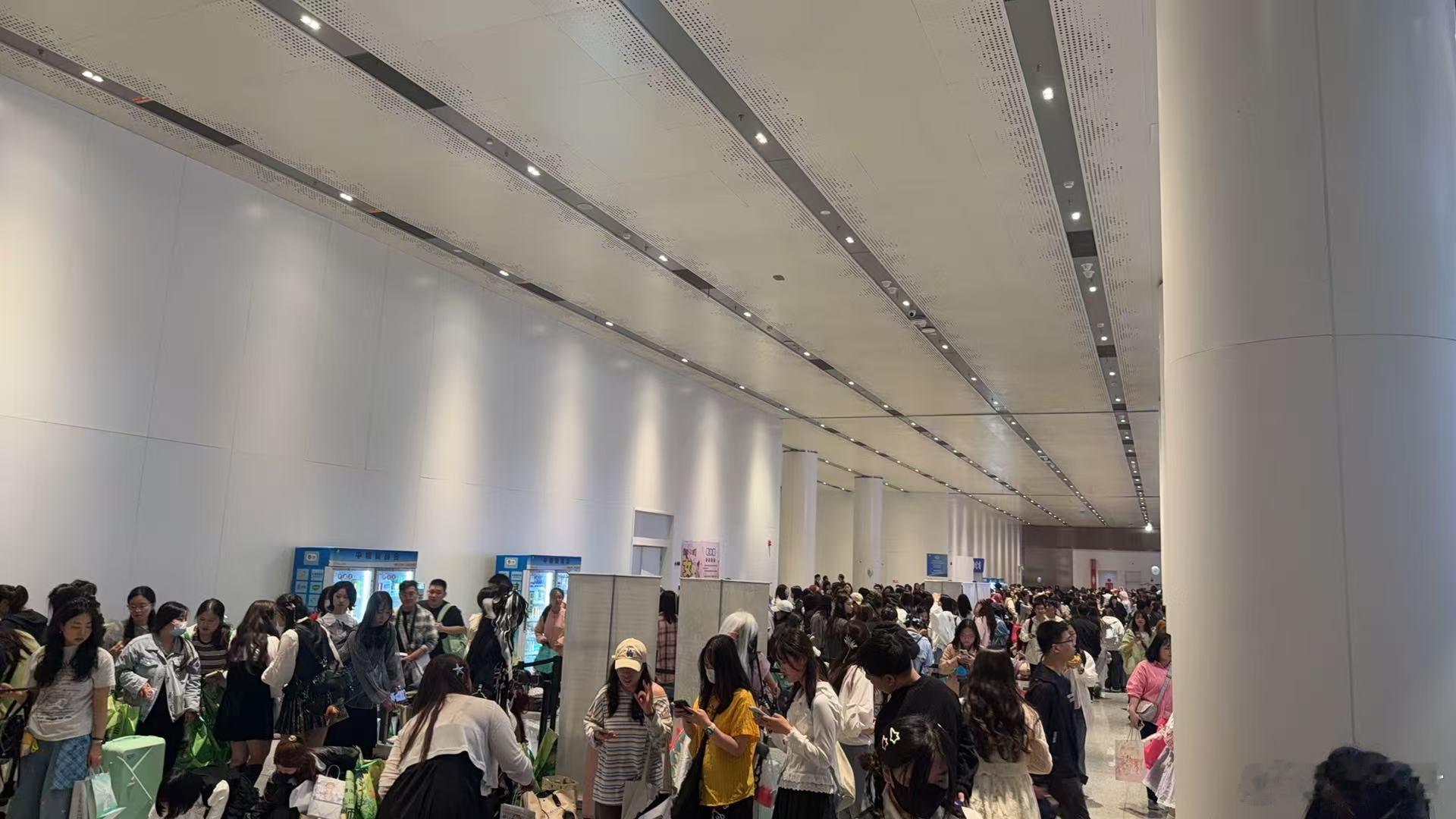 造梦师五一漫展好多人啊 原以为错峰出行能避开人流，没想到现场依旧爆满，每一个展区