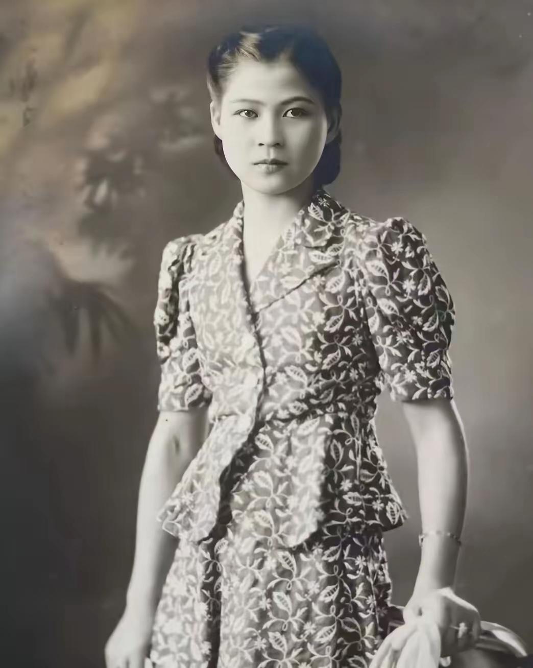中华儿女！

董叶青，印尼华人总商会会长之女。抗日战争爆发后，董叶青心系祖国热血