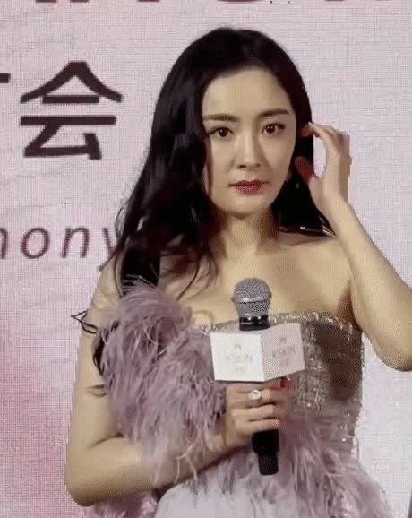 杨幂脸上烫伤还没好如果留疤咋整，女明星最爱美了，唉😔 