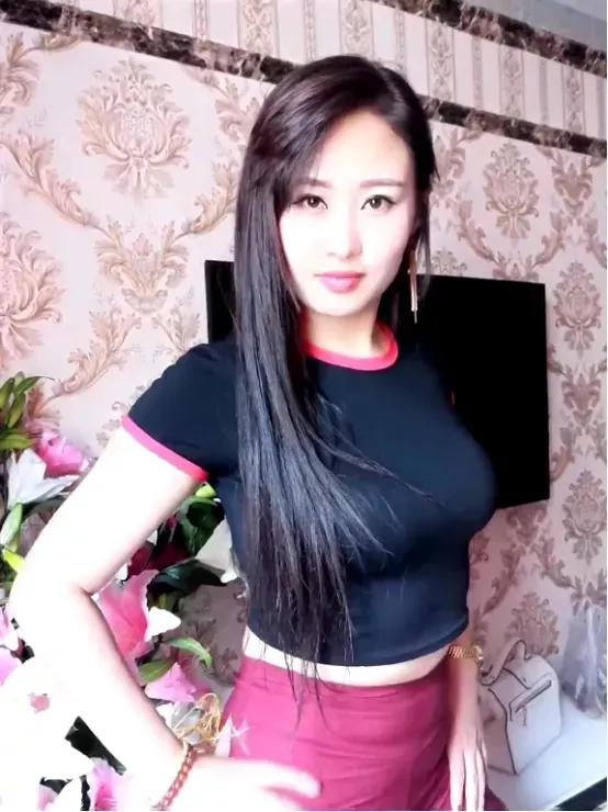 甜美少女风，粉色调穿搭，清新可爱。