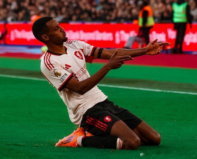 亚历山大·伊萨克问为什么个人层面会如此艰难：“我真的不知道。” “这就是足球，有