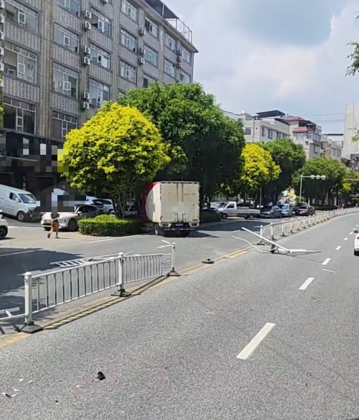 【玉林甘某路小车撞飞护栏当场报废车头】7月25日，玉林市甘某路小轿车撞飞道路中间