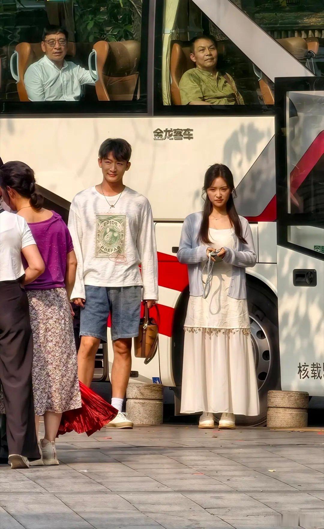 哪个天才想到张晚意和沈月的虽然土，但是cp感呼之欲出了。有一种踏踏实实能把日子过