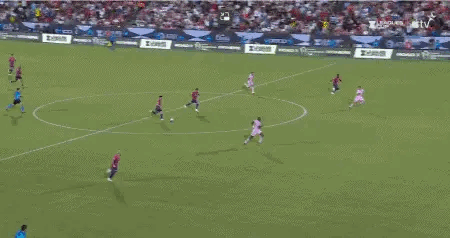 这都什么前锋？[what]上一秒还在赞你百米快速回防，下一秒才让人意识到你是奔自