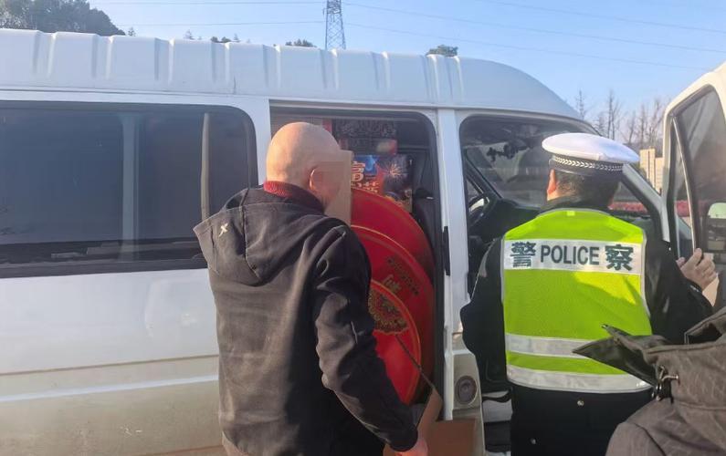 年关将至，交警化身“拆弹专家”，这些车注意，以免违规哦！
 
年关越来越近，不少