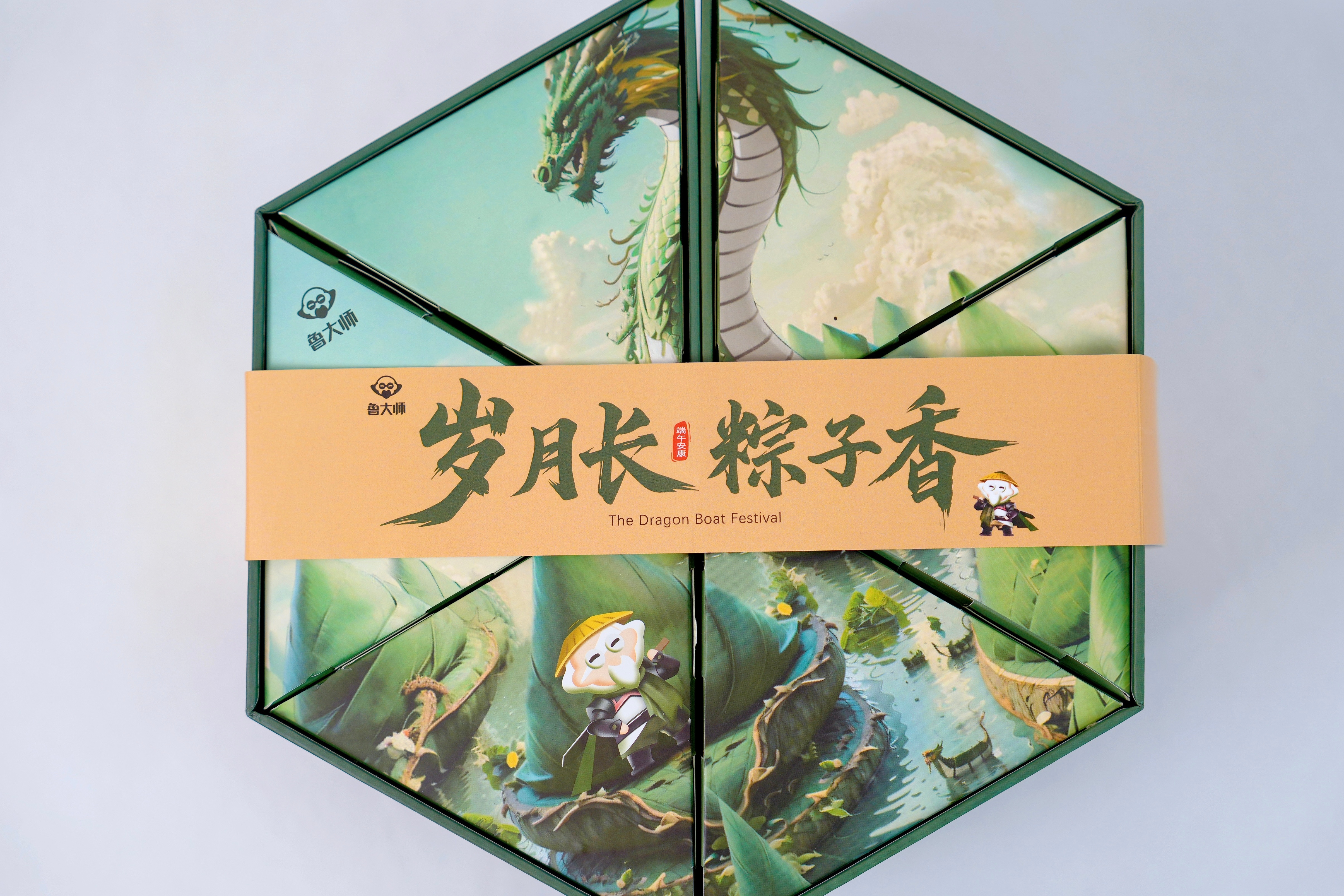 感谢鲁大师的好朋友送来的端午礼盒！各种口味的粽子，还有茶叶。岁月长，粽子香！ ​