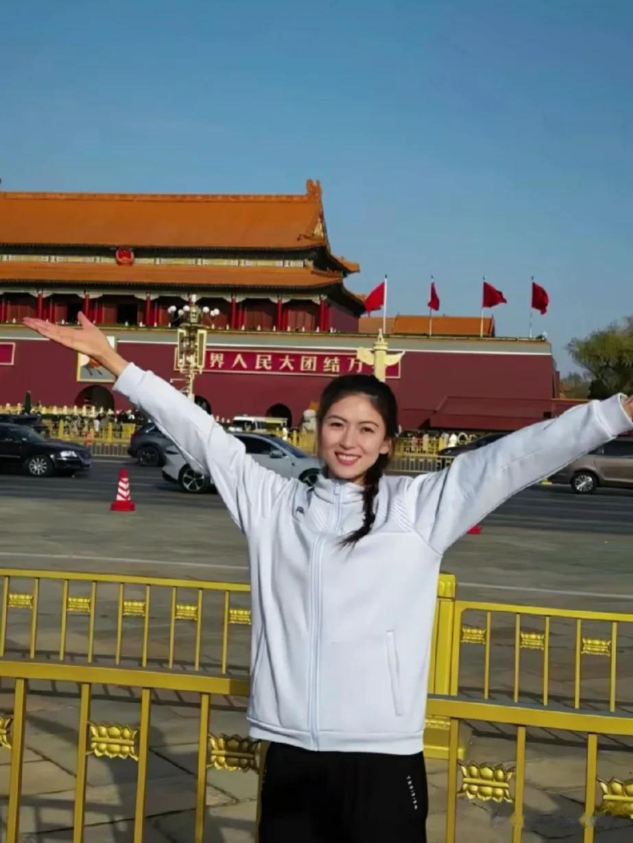 缪伊雯忙中偷闲！
第十轮四川五粮春VS北京汽车的比赛，是在北京主场。虽然0：3不