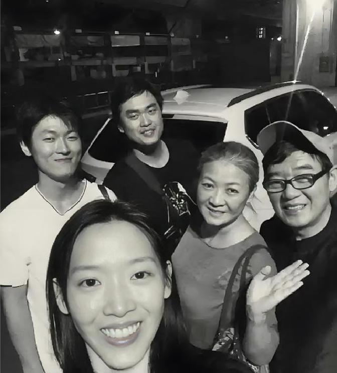 李立群这老头儿，演了半辈子戏，现在七十多岁了，转行搞短视频，粉丝轻松破千万，日子