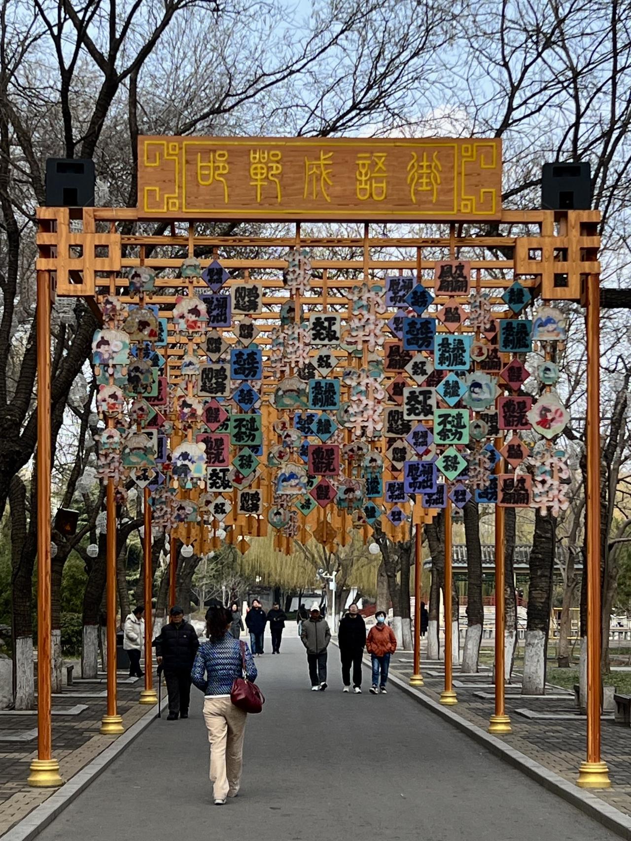 邯郸东站是国内距离城市中心最近的高铁站之一，出站看不到荒地而是宽阔的马路和都市建