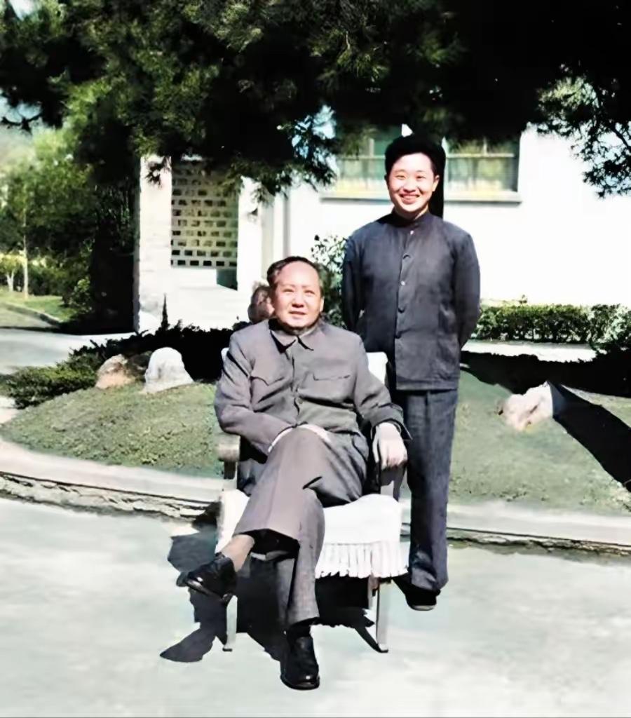 1964年，武汉东湖宾馆梅岭一号，毛主席与贴身卫士兼理发师周福明的珍贵合影。
周