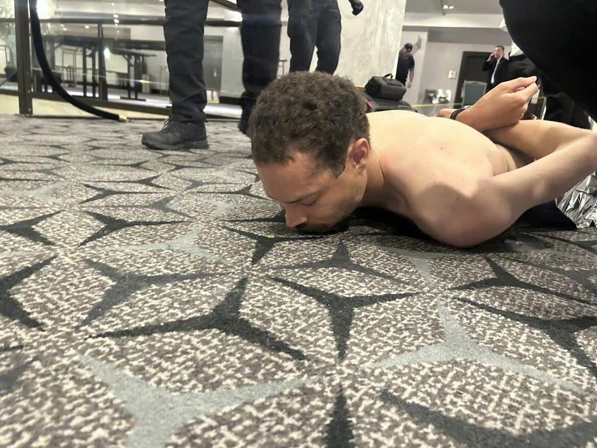 特朗普解释了为何公布枪手及枪击事件的照片和视频：

"为了透明和清晰起见，我已下